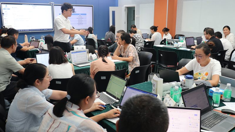 在挑选心理咨询师培训机构时，要警惕以下陷阱：